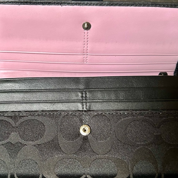 Coach Signature Wallet - Picture 4 of 5